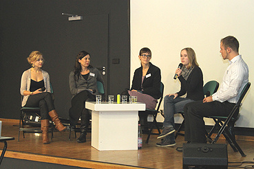 Frau Sandra Scheeeres ineiner Diskussion