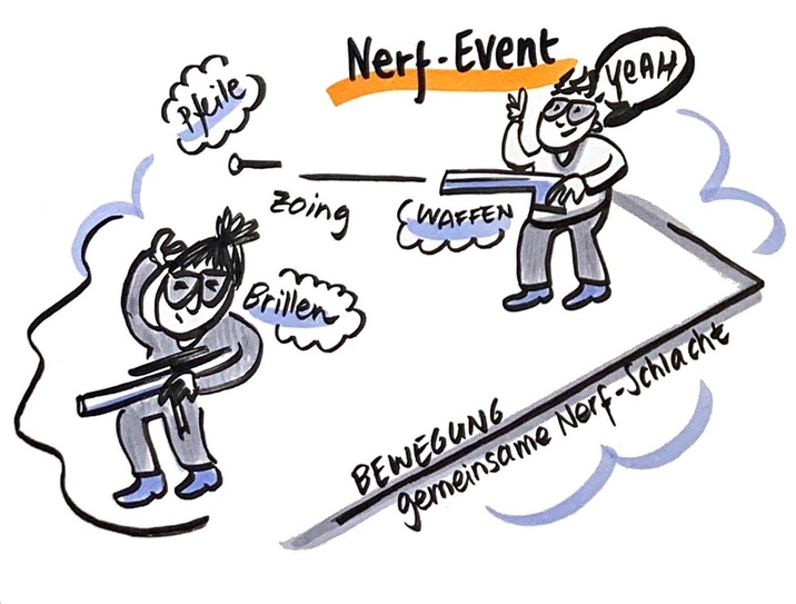 Zwei junge Menschen spielen zusammen mit Nerf-Waffen und bewegen sich. Die eien Person ruft "Yeah".