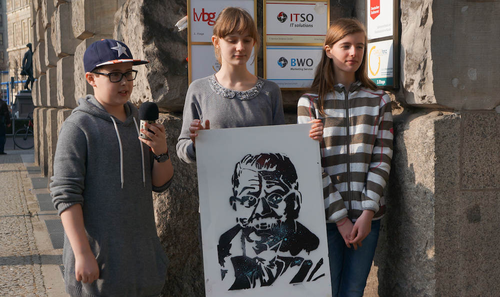 Junge Leute präsentieren ihr Stencil-Projekt (Foto: © Archiv der Jugendkulturen) Junge Leute präsentieren ihr Stencil-Projekt (Foto: © Archiv der Jugendkulturen)