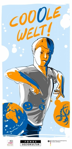 Auf dem Bild ist eine junge Person zu sehen, die lächelt. Darüber steht "COOOLE WELT" geschrieben.