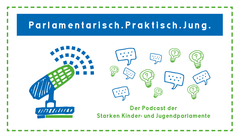 Auf der Grafik sieht man die Überschrift des Podcasts sowie viele kleine Sprechblasen und Mikrofone. Diese sind in den Farben blau und grün dargestellt.owie 